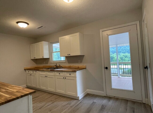 Building Photo - 3106 Greenway Dr