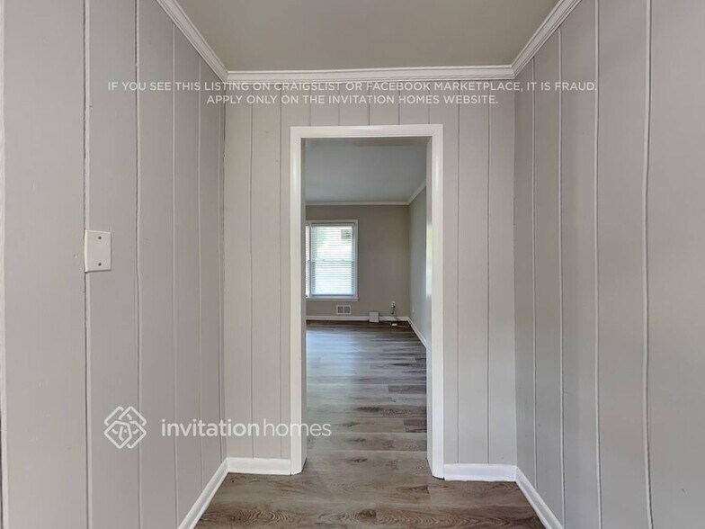 Building Photo - 3582 Highwood Dr SW