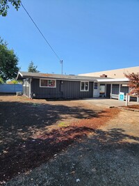 Building Photo - Newly Renovated 3 Bedroom House with a Car...