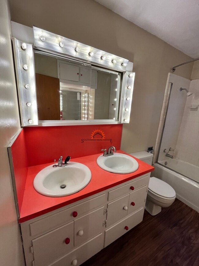 Building Photo - Spacious 3 bedrooms 1.5 baths home with 1 ...