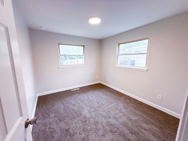 Building Photo - 2479 Kitchner Dr