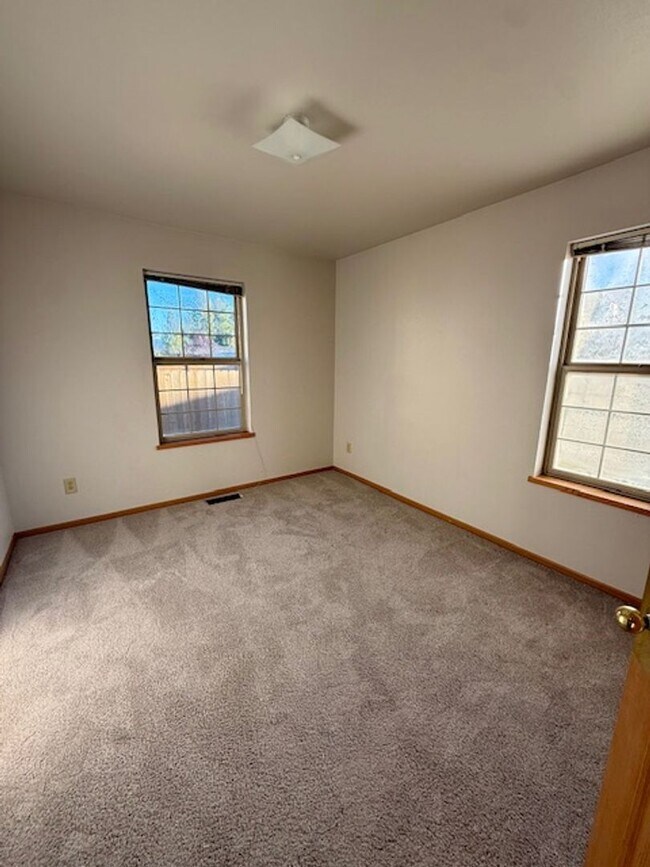 Building Photo - 726 Meagher Ave