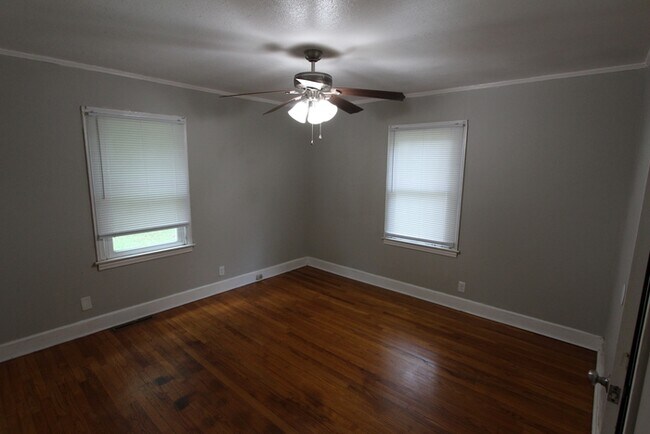 Building Photo - 2215 Rosewood Dr