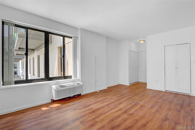 Building Photo - 100 W Broadway