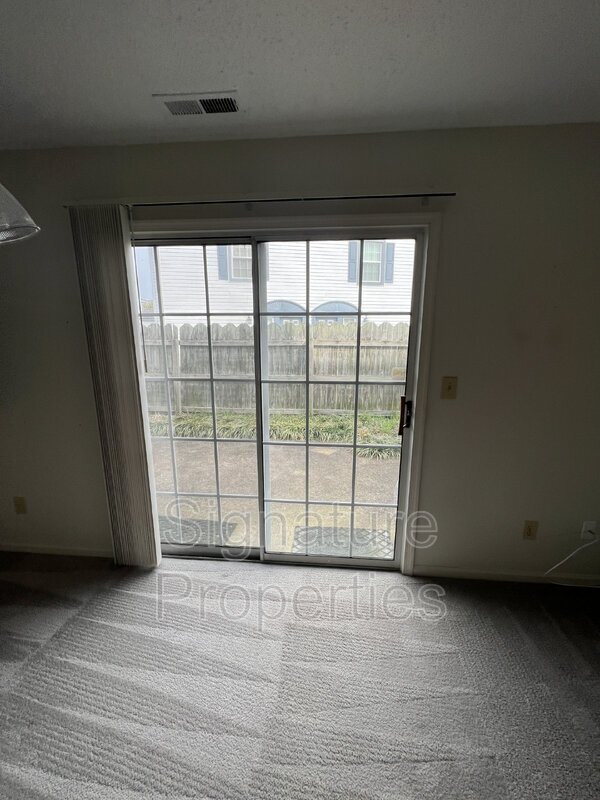 Building Photo - 735 Ridge Cir