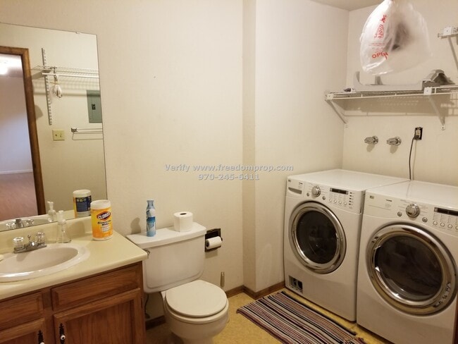 Building Photo - Lots of space in this 3 Bedroom 2.5 Bath Ridges Duplex