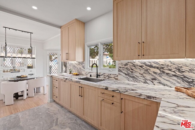 Building Photo - 802 Cochran Ave