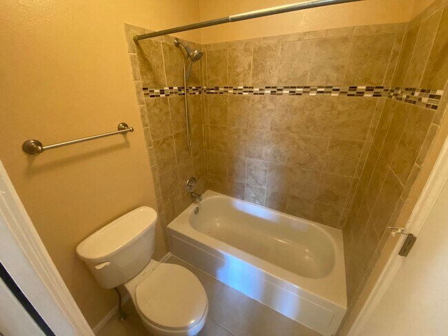 Building Photo - Lakewood Condo