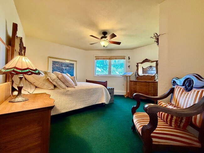 Building Photo - Historic Manitou Springs Home for Rent – M...