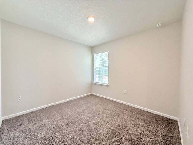 Building Photo - Beautiful 4BR Home with Open Floor Plan & Fully Fenced Backyard