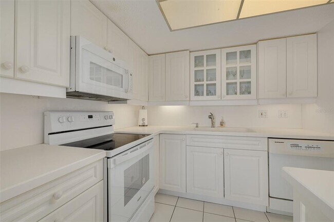 Building Photo - 7430 Sunshine Skyway Ln S