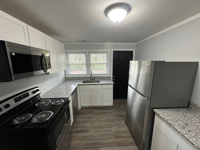 Building Photo - 4 Bedroom 3 Bathroom