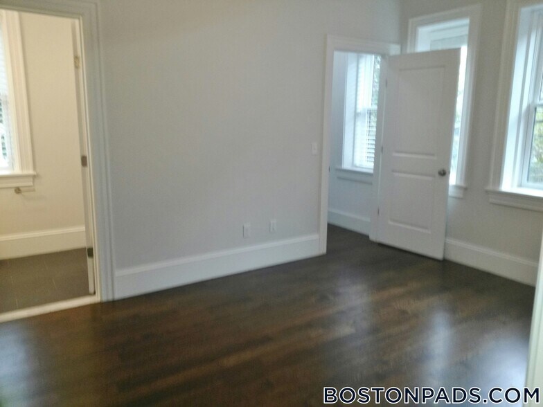 Building Photo - 2044 Beacon St