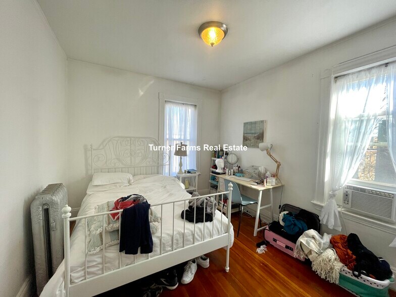 Building Photo - 162 Kelton St