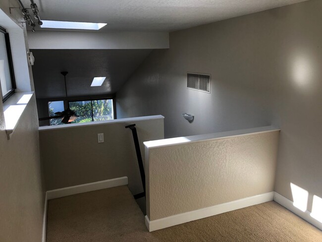Building Photo - 2Br/2Ba - 1 Car Garage Townhouse in the He...