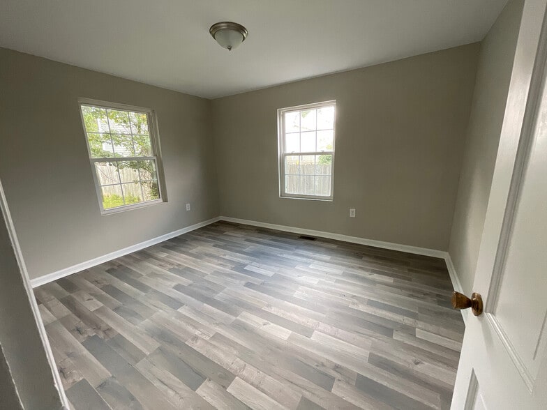 Building Photo - Room in House on Glory St