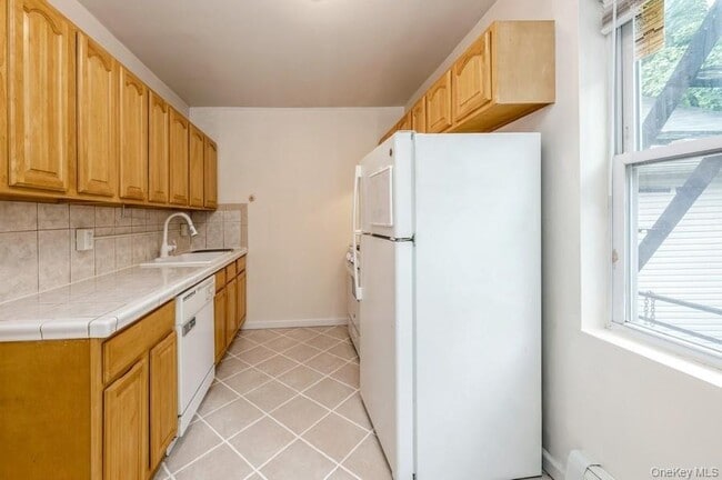 Building Photo - 84 Ravine Ave