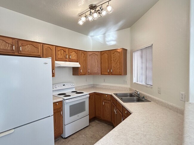 Building Photo - Brand new paint and carpet! 3 Bedroom 2 1/2 Bathroom, Close to Grand Canyon University