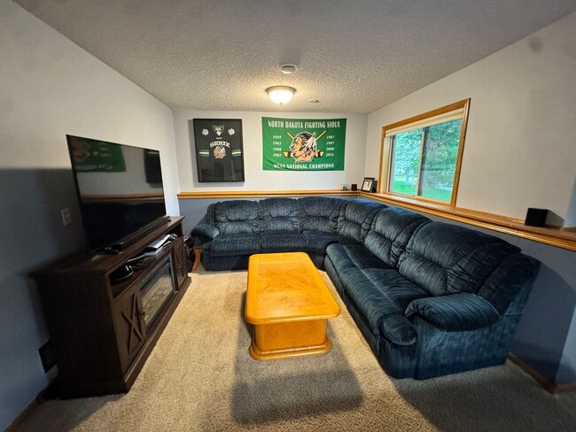 Building Photo - Walk To The Lake! **Rent Special**
