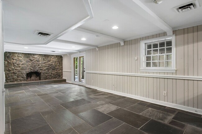 Building Photo - 9900 Kingsbridge Rd