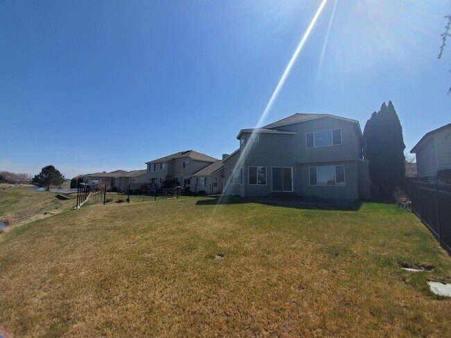 Building Photo - 4-Bedroom, 2.5-Bath located in Horn Rapids...