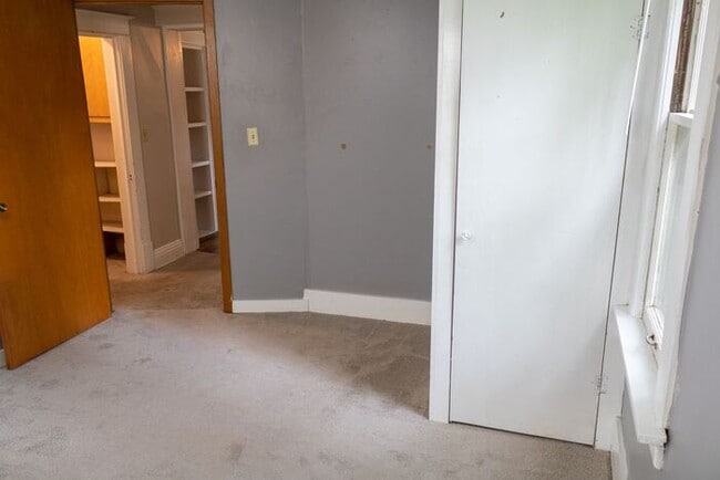 Building Photo - $2,100 | 3 Bedroom, 2 Bathroom House | Pet...