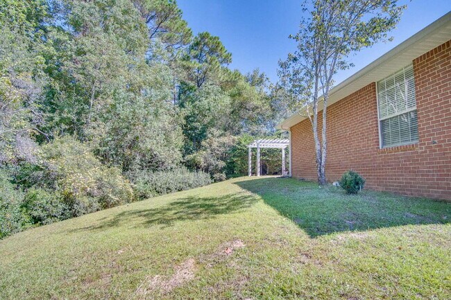 Building Photo - Spacious Pace Home with Office, Fireplace ...