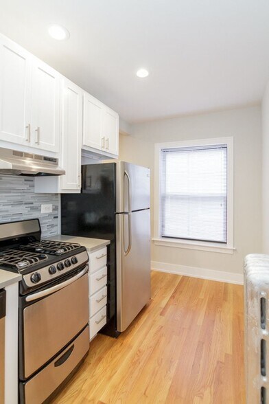 Building Photo - 520 W Cornelia Ave