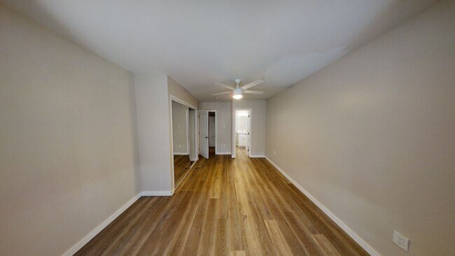 Building Photo - 4BD/2BA with Parking!