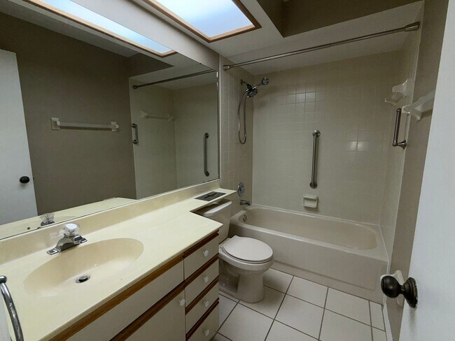 Building Photo - Perfect Condo in Dunedin