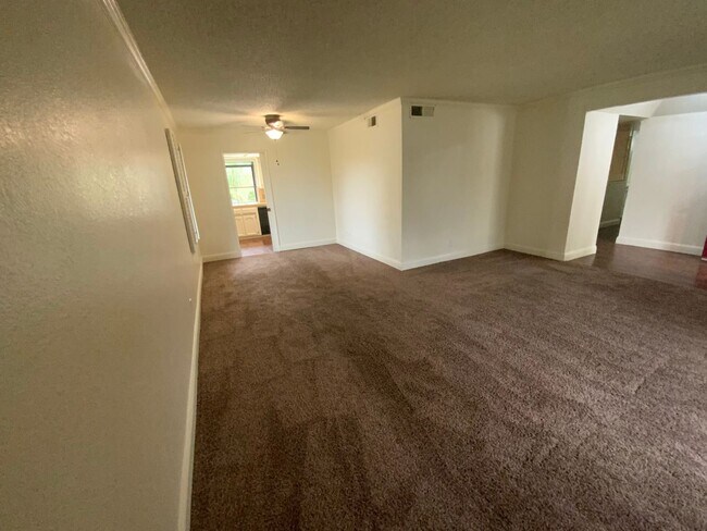 Building Photo - 3 br, 2 bath House - 404 N. Renn Ave