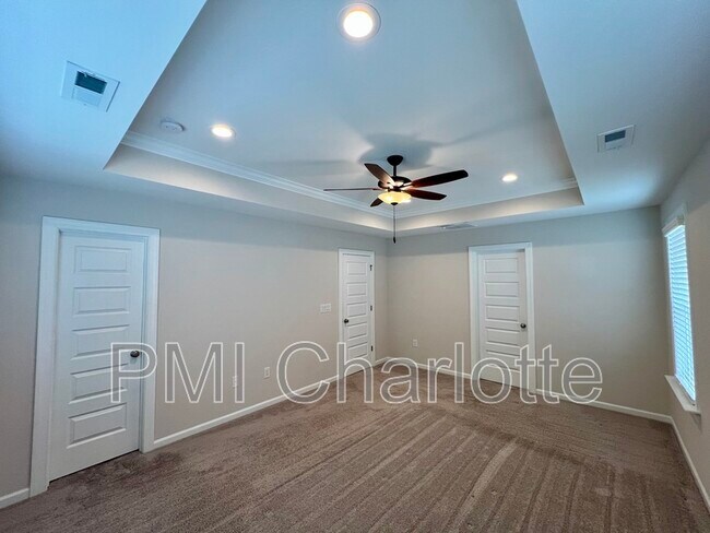 Building Photo - 1135 Overlake Dr