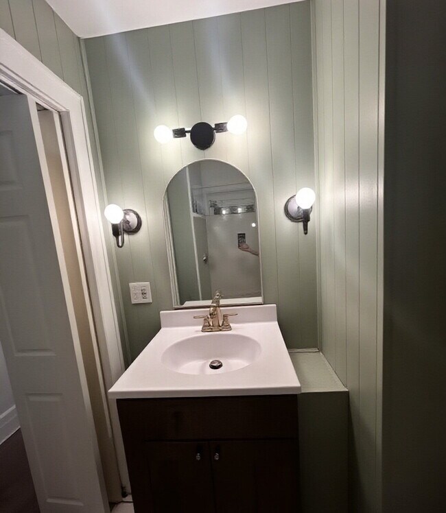 Building Photo - Charming 4-Bed Home with Gleaming Hardwood Floors & 2 Full Baths in Minneapolis!