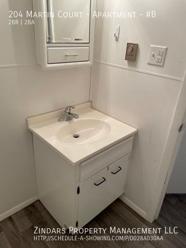 Building Photo - 2 bedroom 1.5 bathroom apartment in Catlin...