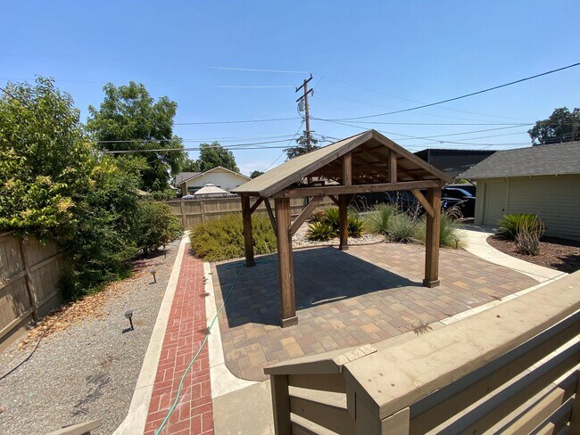 Building Photo - Beautiful Visalia Home Available Now!
