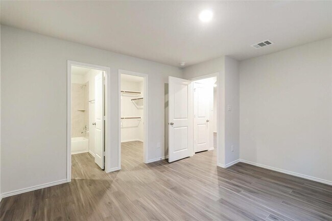 Building Photo - 2413 Carp Dr
