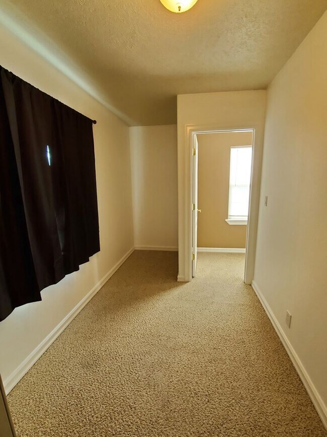 Building Photo - Spacious apartment! January rent FREE with 12 month lease!