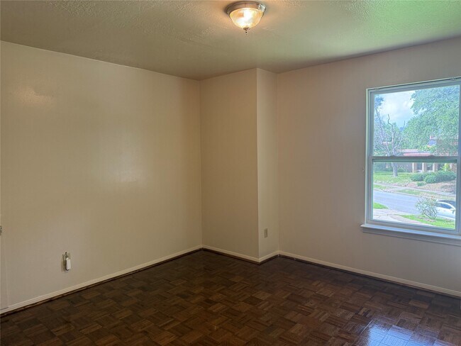 Building Photo - 3232 Parkwood Dr