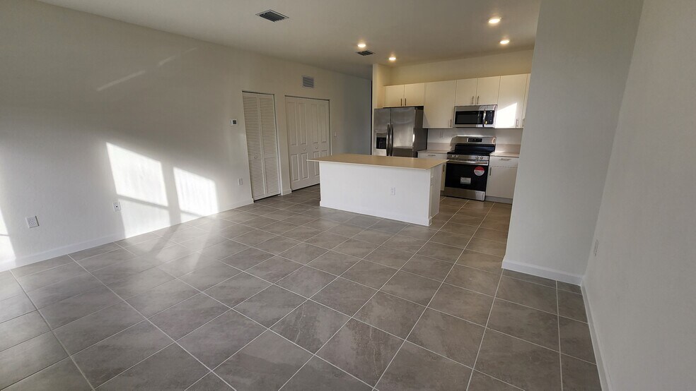 Building Photo - 2991 SE 23rd Ave