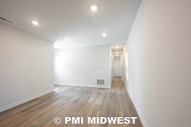 Building Photo - 1525 E Market St
