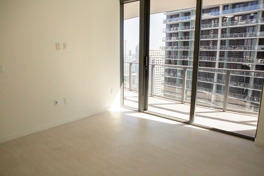 Building Photo - 1000 Brickell Plz