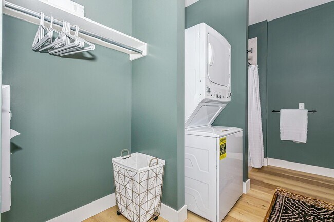 Building Photo - CORPORATE LEASE AVAILABILITY FOR 3, 6, OR 12 MONTHS! ALL BILLS AND PARKING INCLUDED!