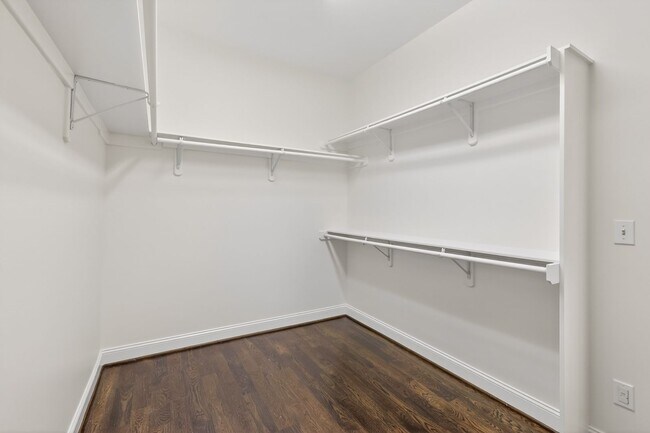 Building Photo - Beautiful 6BR Executive Brentwood Home with Pool