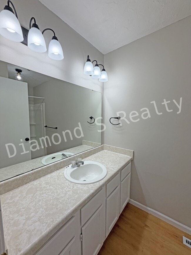 Building Photo - Charming and Clean 3 Bedroom House Available - South Springfield