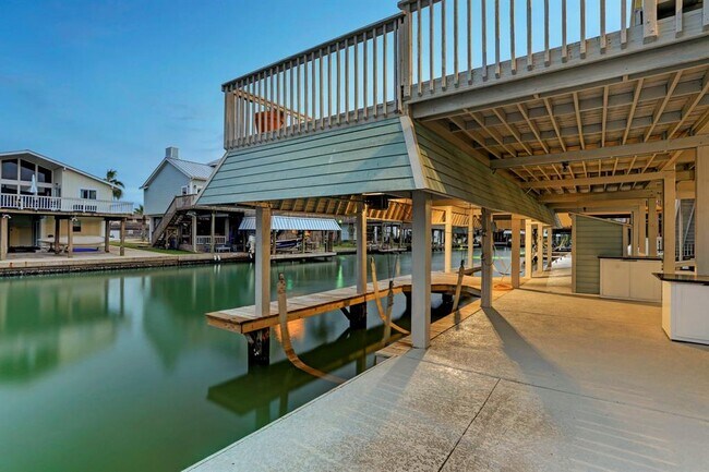 Building Photo - 1239 Hawaii Dr