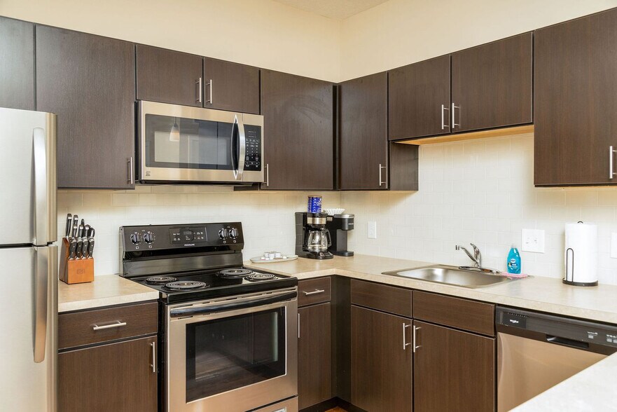 Building Photo - 5799 Fenimore Trail Dr W