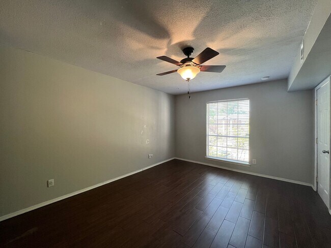 Building Photo - Ridglea4004 #203 ***MAINTENANCE-HOA***