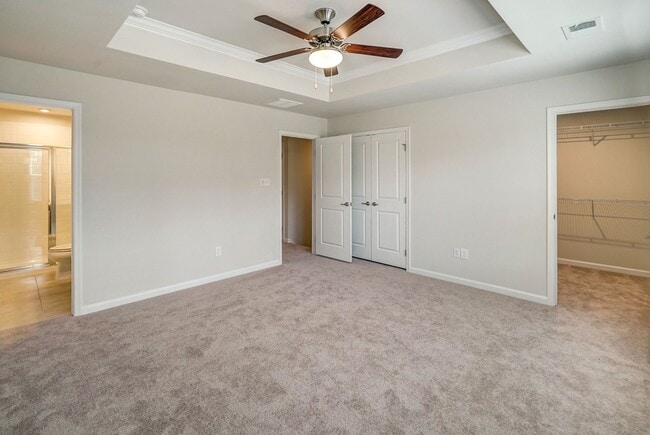 Building Photo - Wonderful townhome