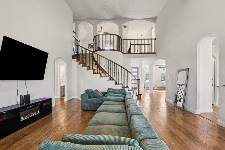 Building Photo - 6116 Cooper Creek St