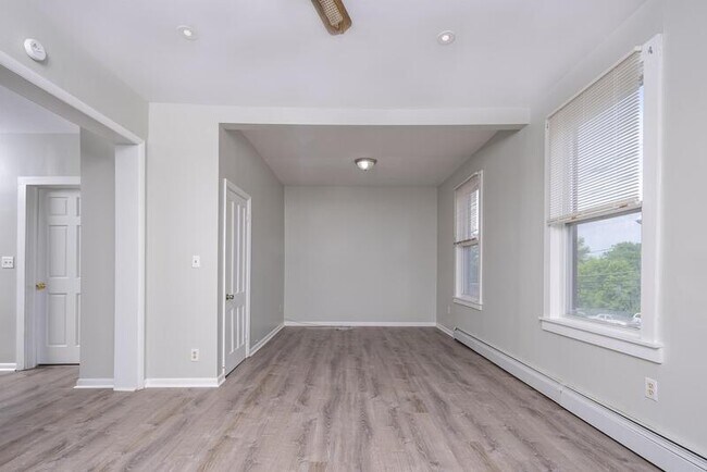 Building Photo - 338 Saratoga St